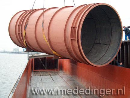 Mededinger laadt rookkanalen in Magdenburg (D) voor de energiecentrale in Manheim (D)